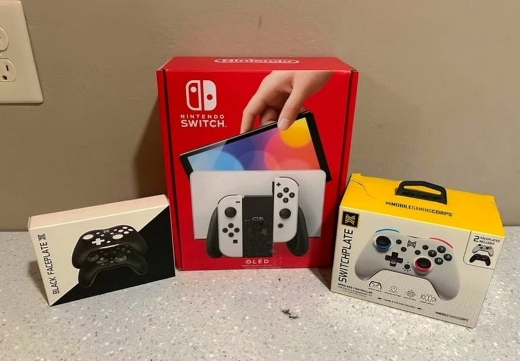 Nintendo Switch OLED Bundle 8Y95 - Used