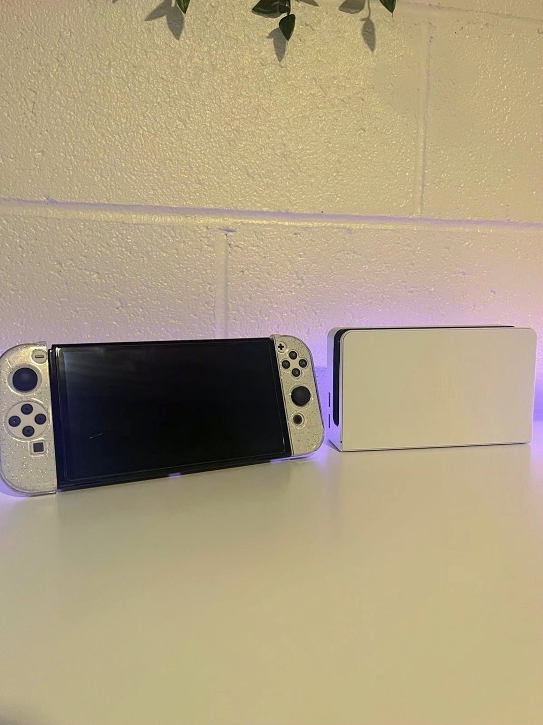 Nintendo Switch OLED 7N77 64GB White Unlocked - Used image 2