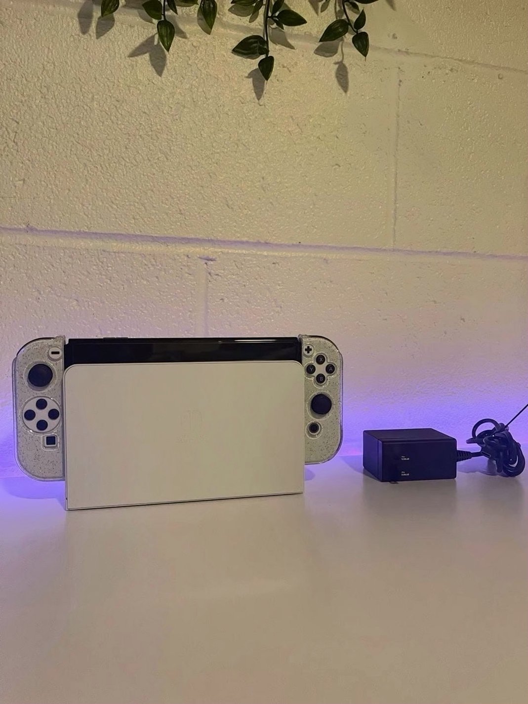 Nintendo Switch OLED 7N77 64GB White Unlocked - Used image 5