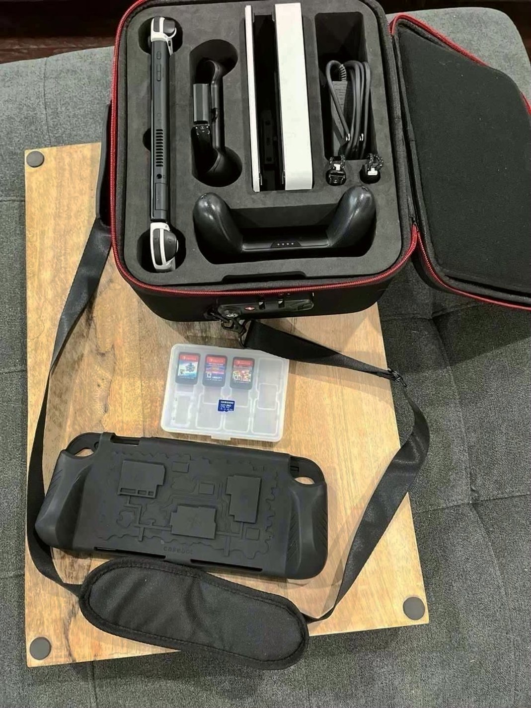 Nintendo Switch OLED Bundle 512GB Black/White - Used image 5