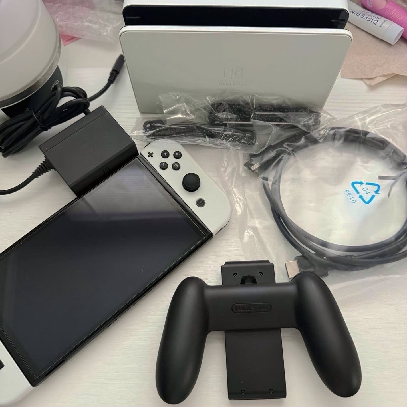 Nintendo Switch OLED White Joy-Cons Unlocked - Used image 2