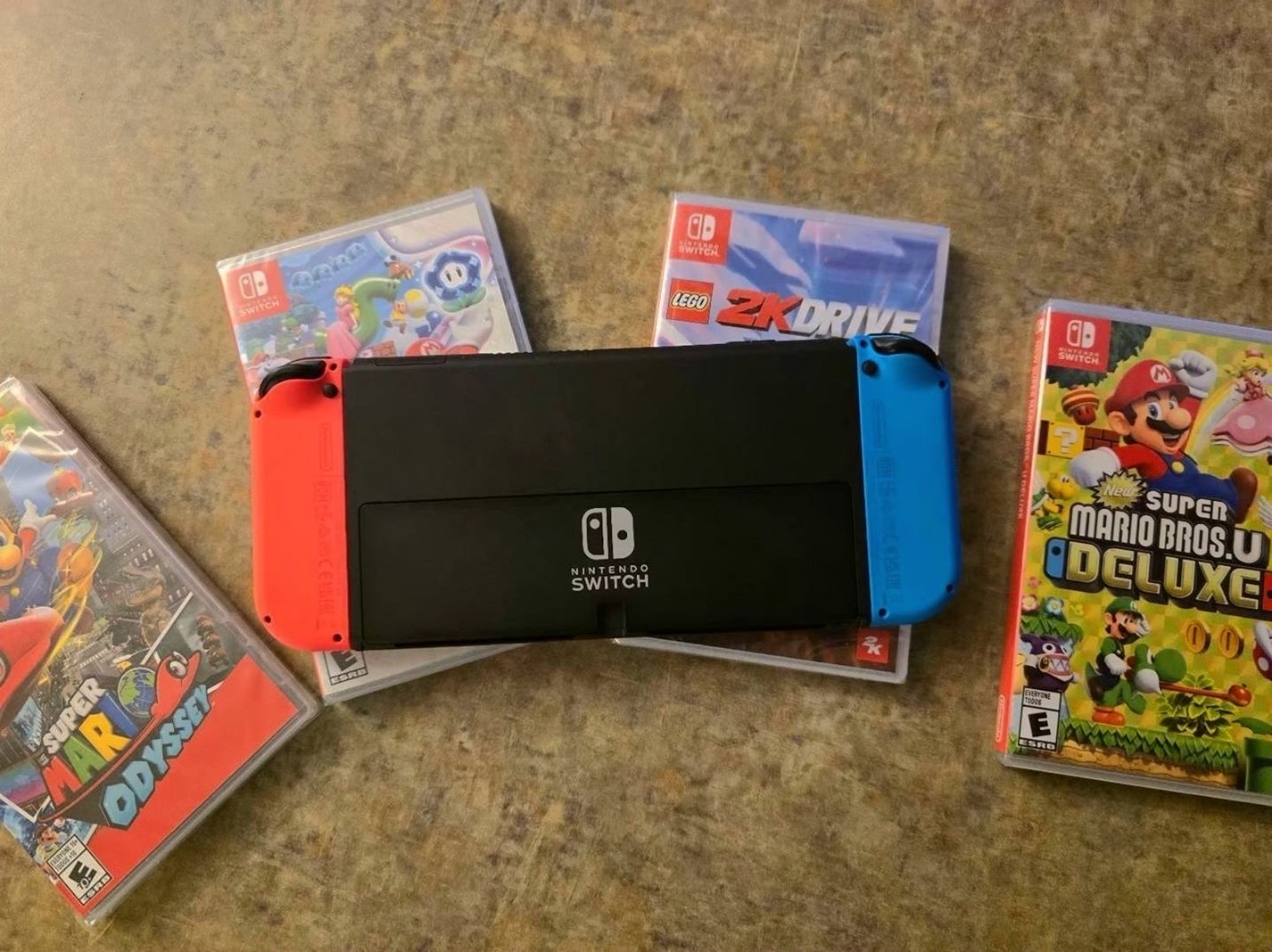 Nintendo Switch OLED Console with 5 Sealed Games Used - Unlocked image 2