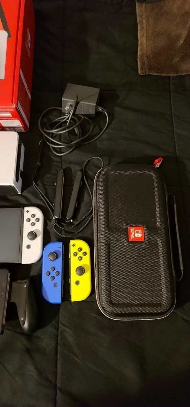 Nintendo Switch OLED Console Bundle 8J72 Used image 2