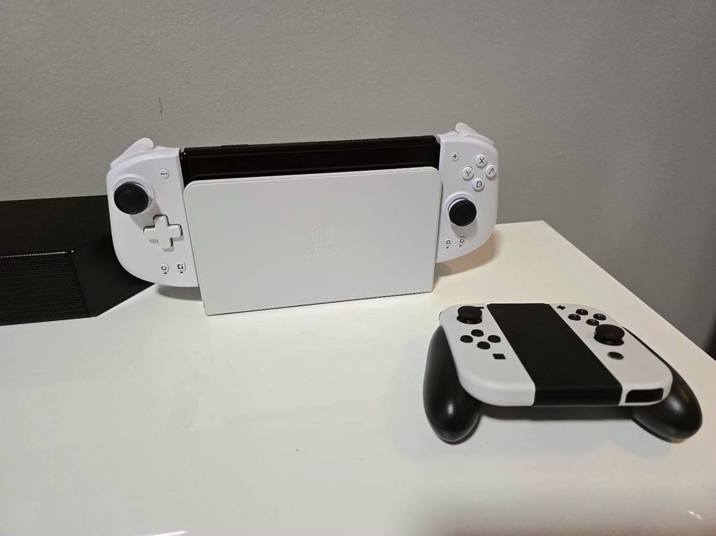 Nintendo Switch OLED 8V71 256GB White - Used image 2