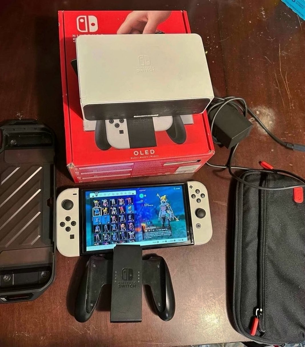 Nintendo Switch OLED 7U68 - Used
