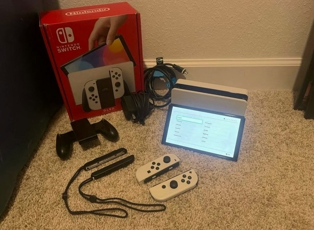 Nintendo Switch OLED White 2S16 - Used