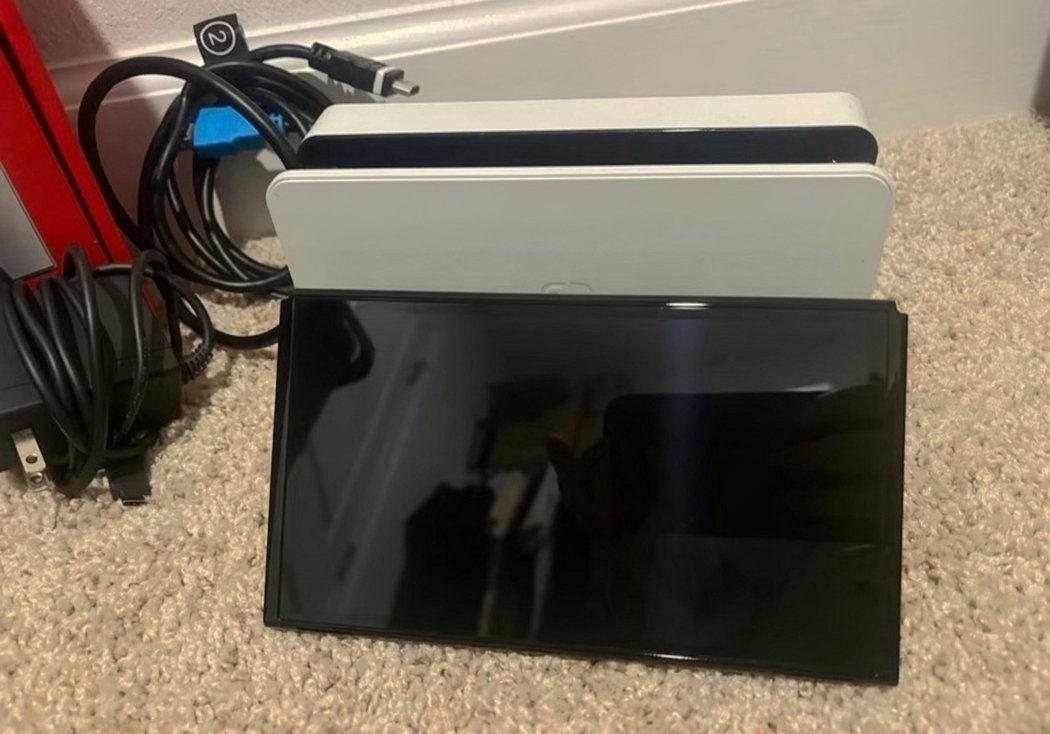 Nintendo Switch OLED White 2S16 - Used image 2