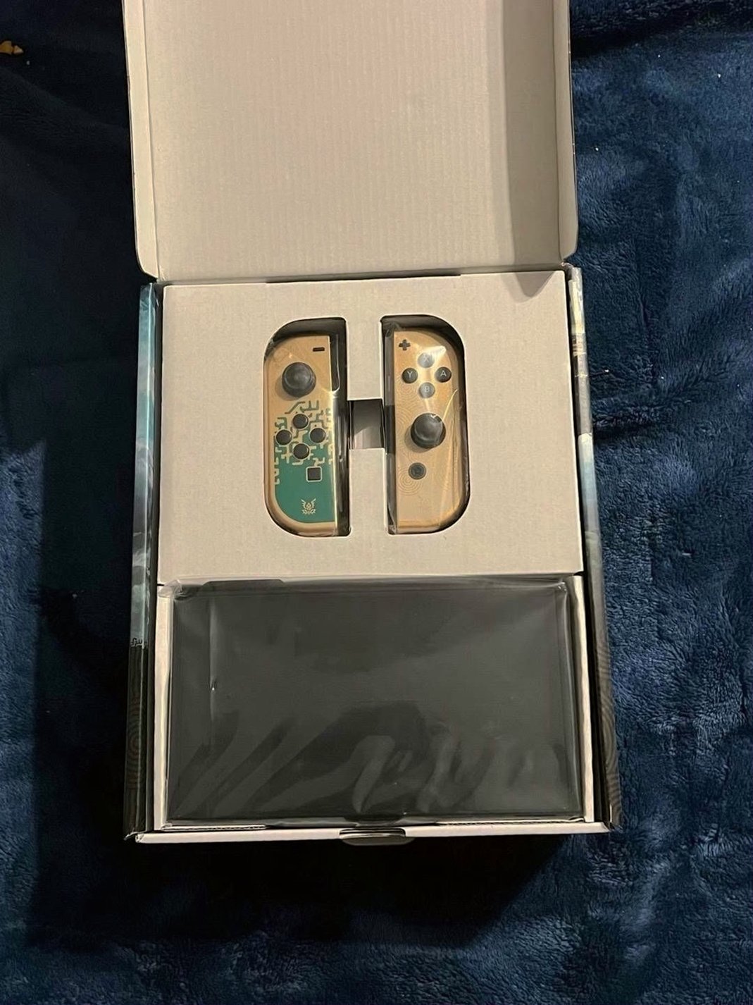 Nintendo Switch OLED The Legend of Zelda: Tears of the Kingdom Edition 5U57 - Used image 3
