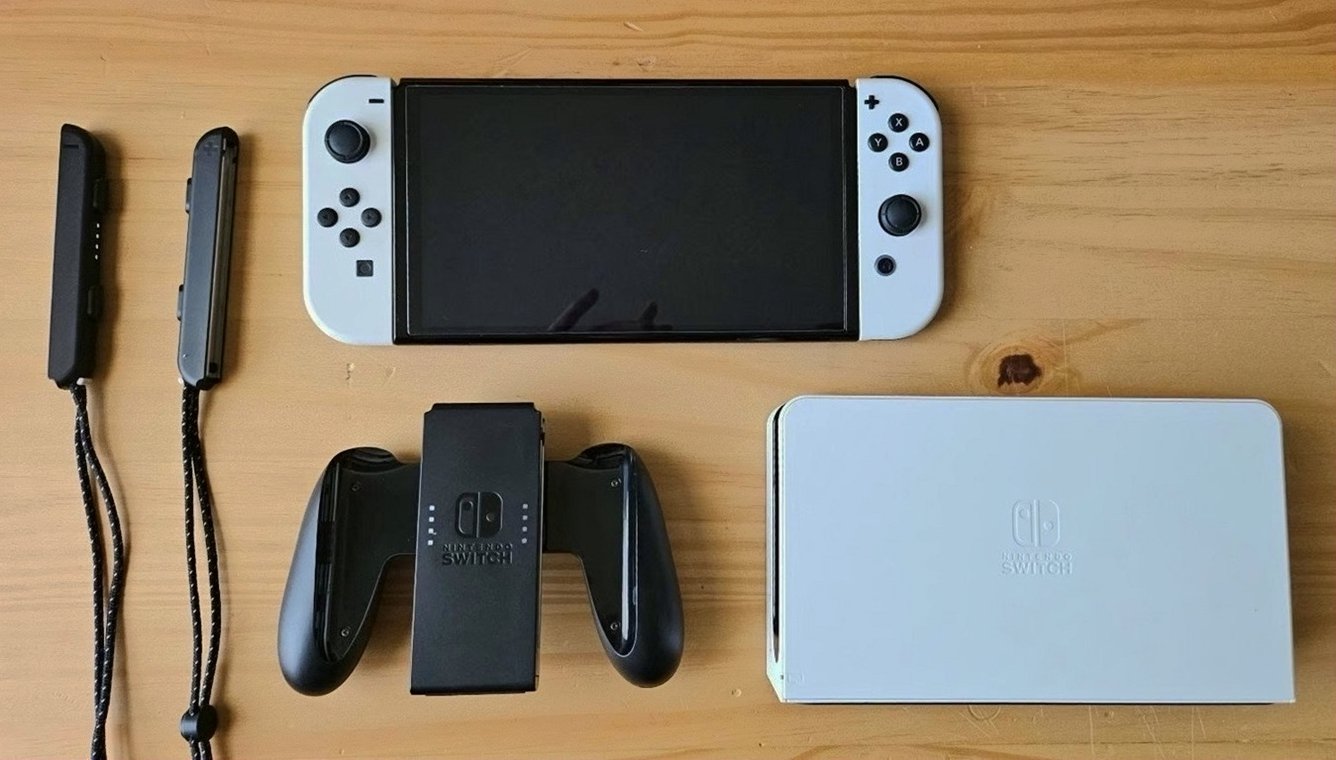 Nintendo Switch OLED + Pokemon Violet & Legends Arceus - Used