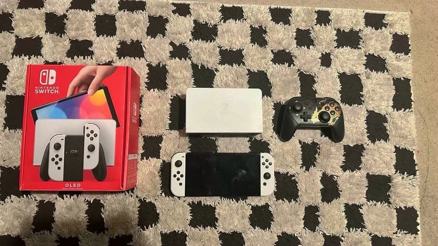 Nintendo Switch OLED 7Y82 - Used