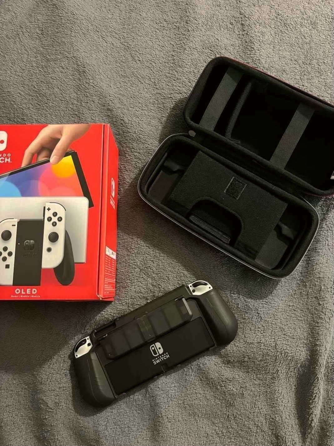 Nintendo Switch OLED White Unlocked - Used image 4