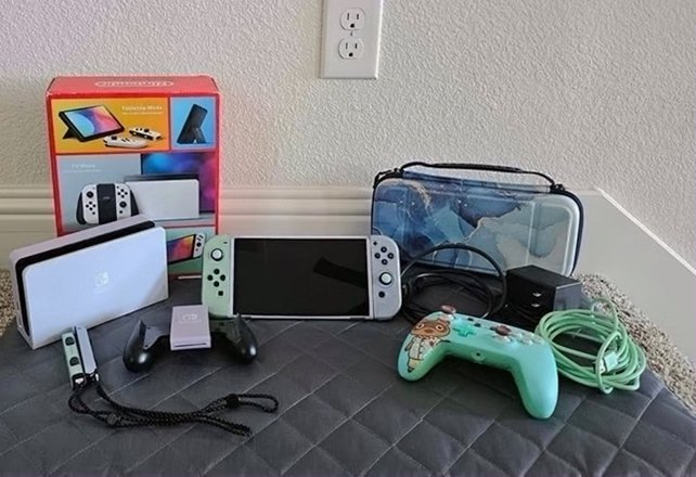 Nintendo Switch OLED Bundle 7E66 White - Used