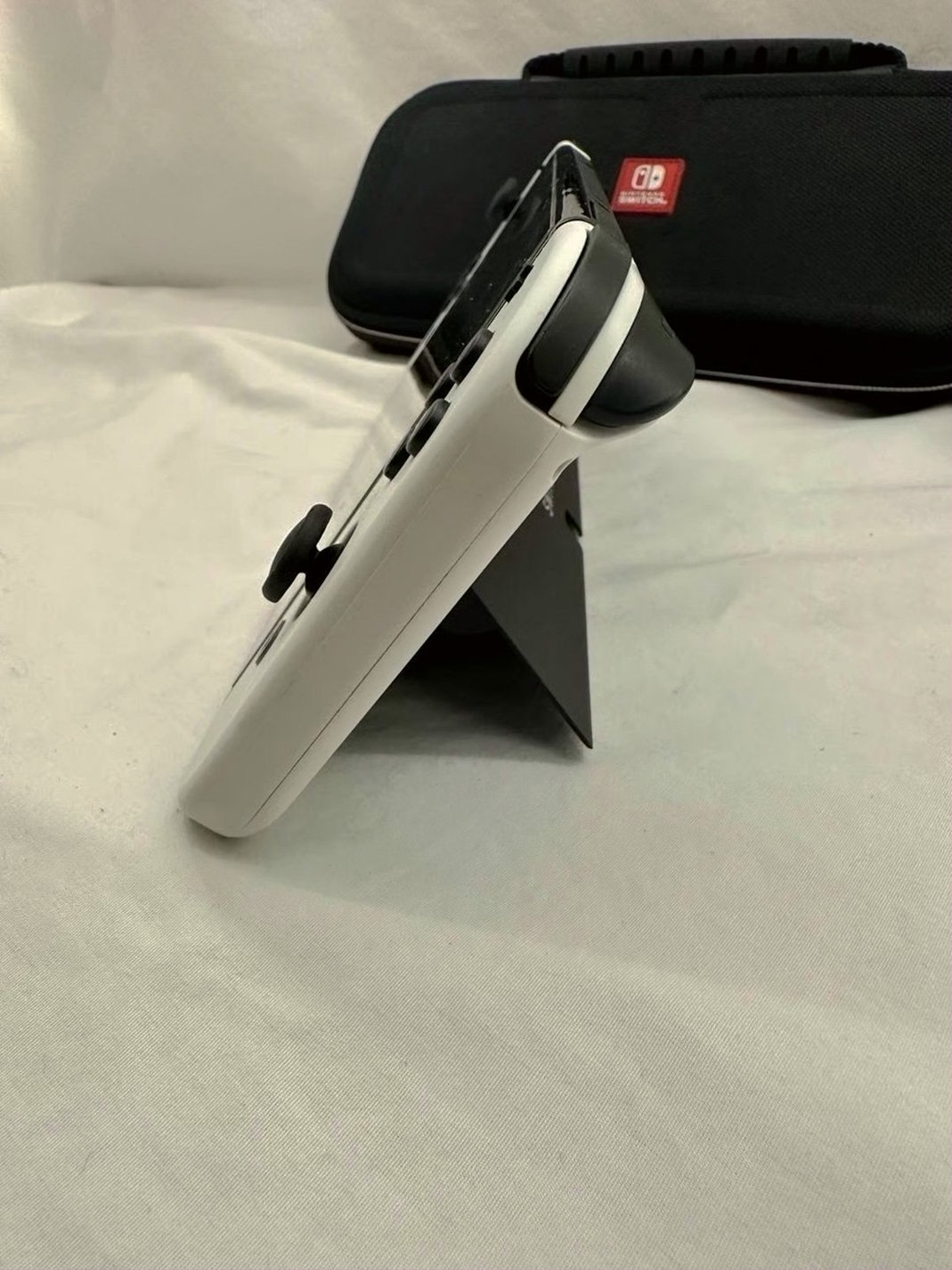 Nintendo Switch OLED 64GB White Joycons Used image 3