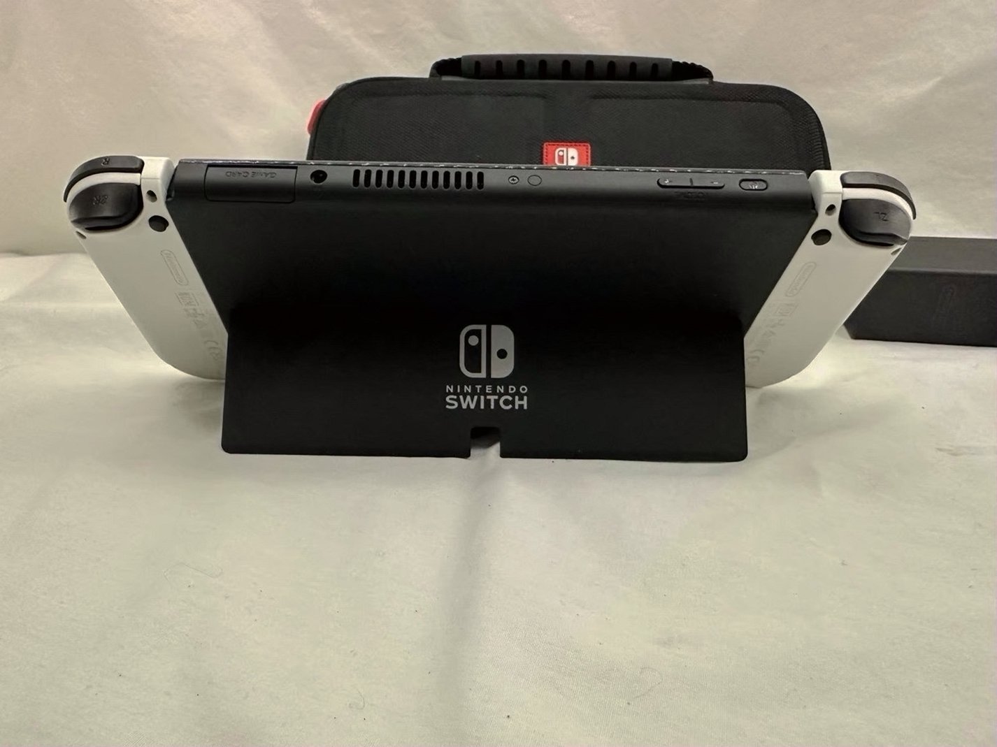 Nintendo Switch OLED 64GB White Joycons Used image 4
