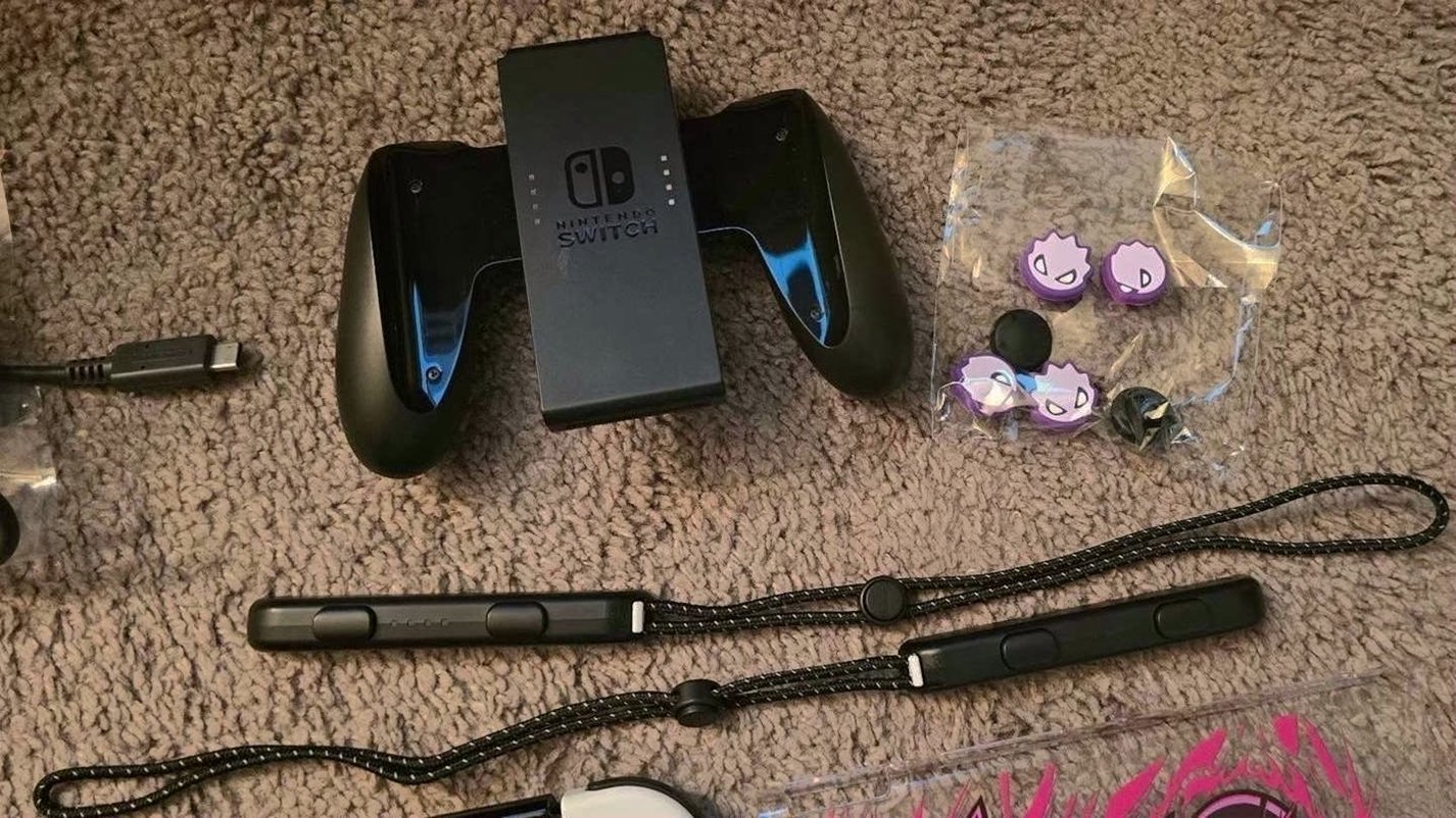 Nintendo Switch OLED Bundle with Mario Kart 7D19 Used image 3