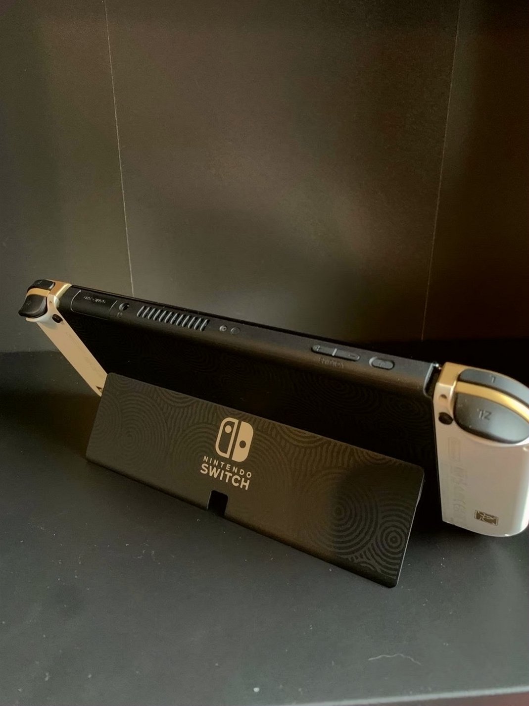 Nintendo The Legend of Zelda Tears of the Kingdom OLED Bundle - Used image 4