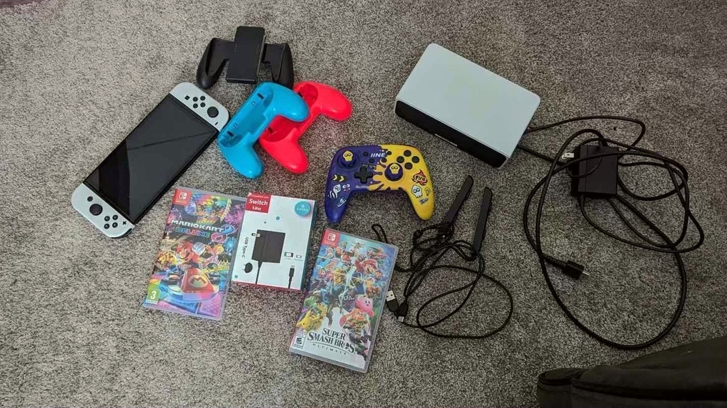 Nintendo Switch OLED Bundle 8S21 128GB - Used