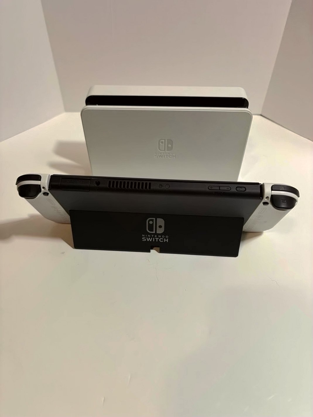Nintendo Switch OLED HEG-001 Portable Handheld Console Bundle - Used image 3