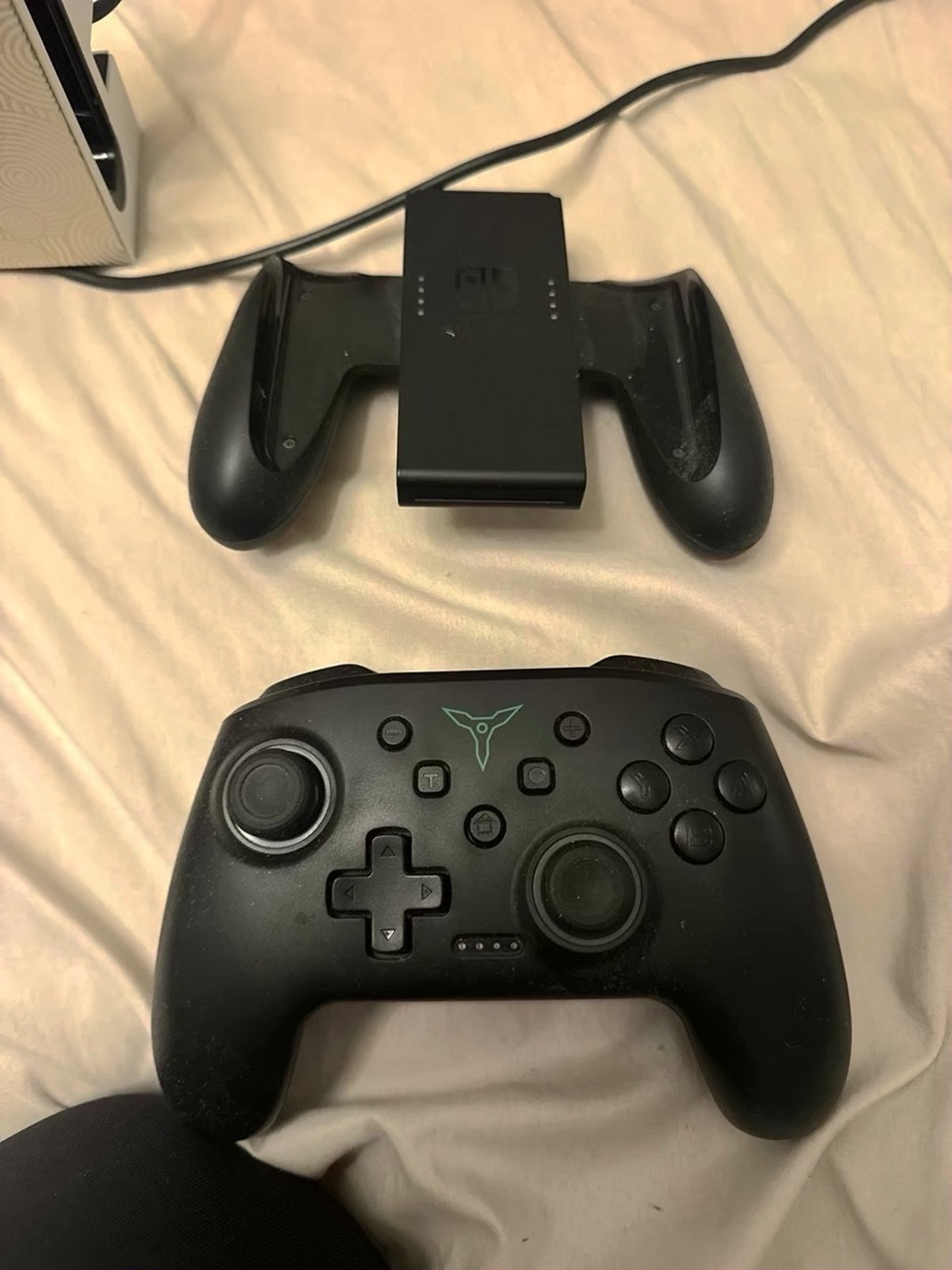 Nintendo OLED Switch Zelda Edition + Game - Used image 4