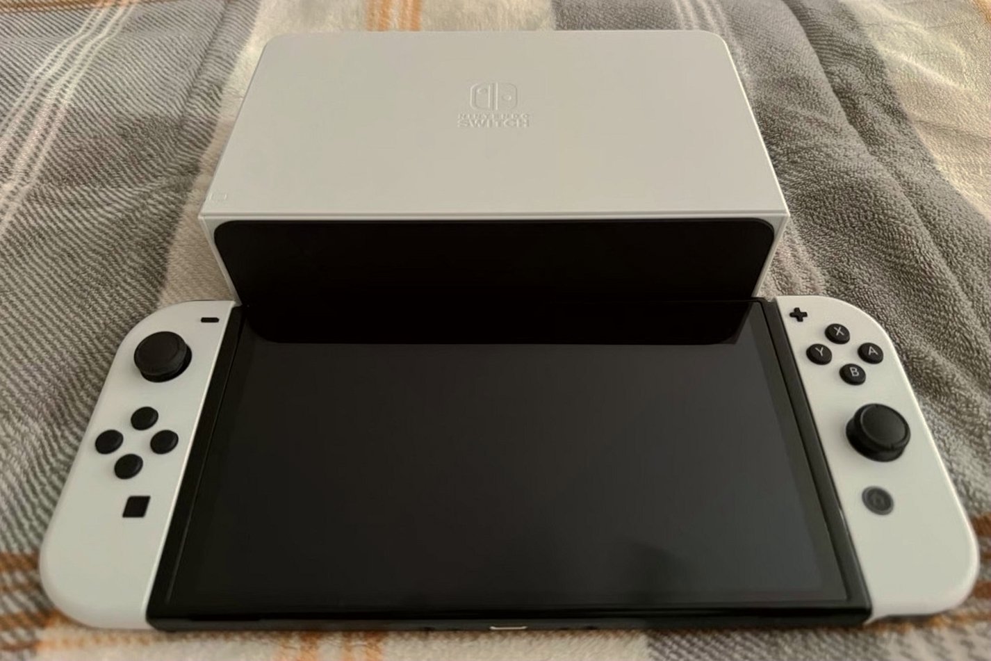 Nintendo Switch OLED Mint Condition - Used image 2