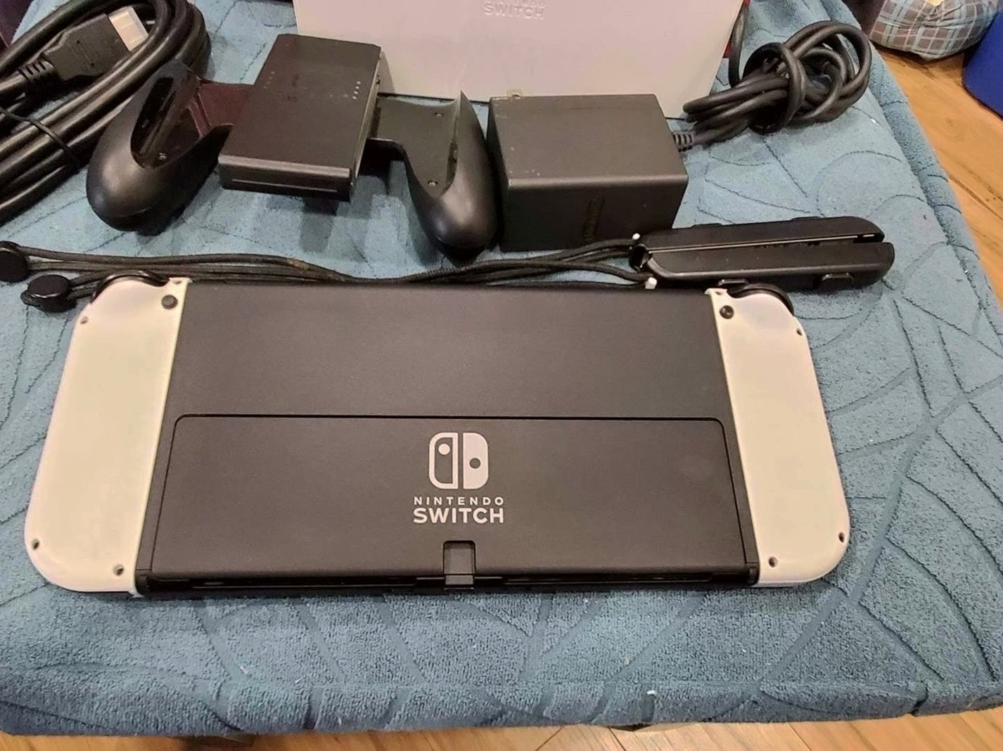 Nintendo Switch OLED 64GB White - Used image 3
