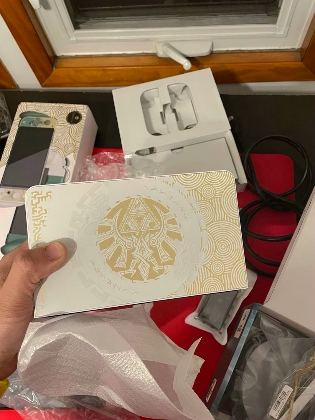 Nintendo Zelda Tears of the Kingdom OLED Special Edition + Travel Bag - Used image 5