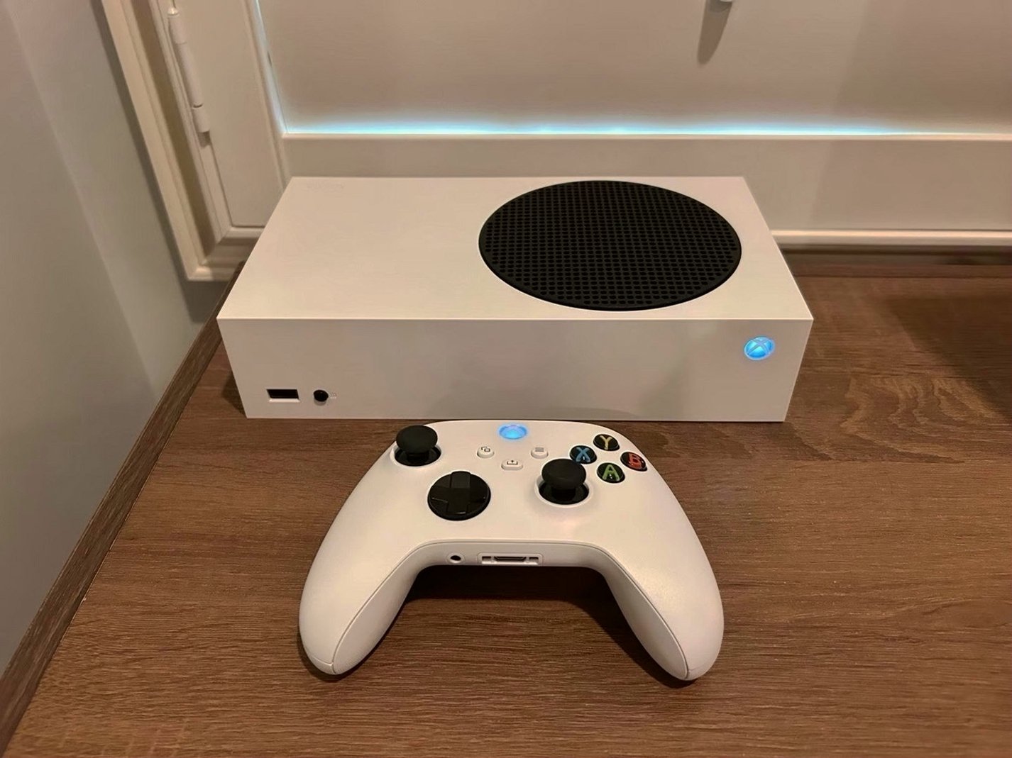 Microsoft Xbox Series S 512GB White Unlocked - Used image 3