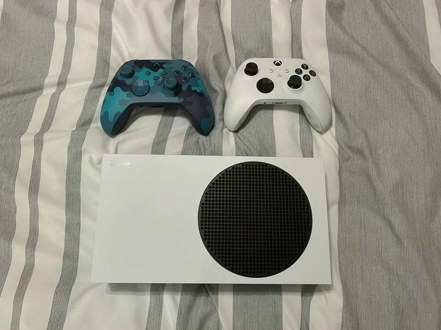 Microsoft Xbox Series S 3R58 Two Controllers Used image 3