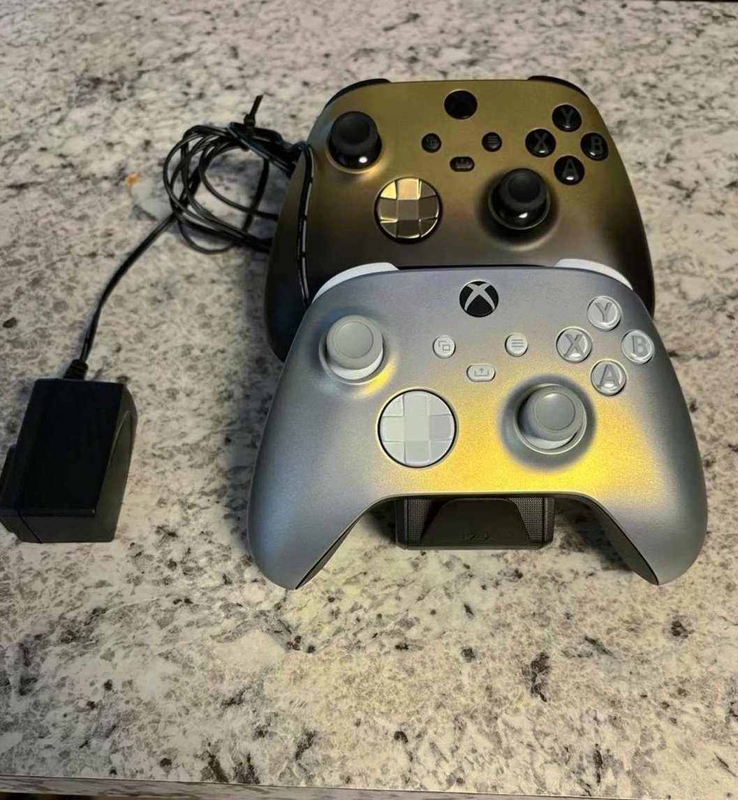 Microsoft Xbox Series X Bundle 8Y79 - Used image 2