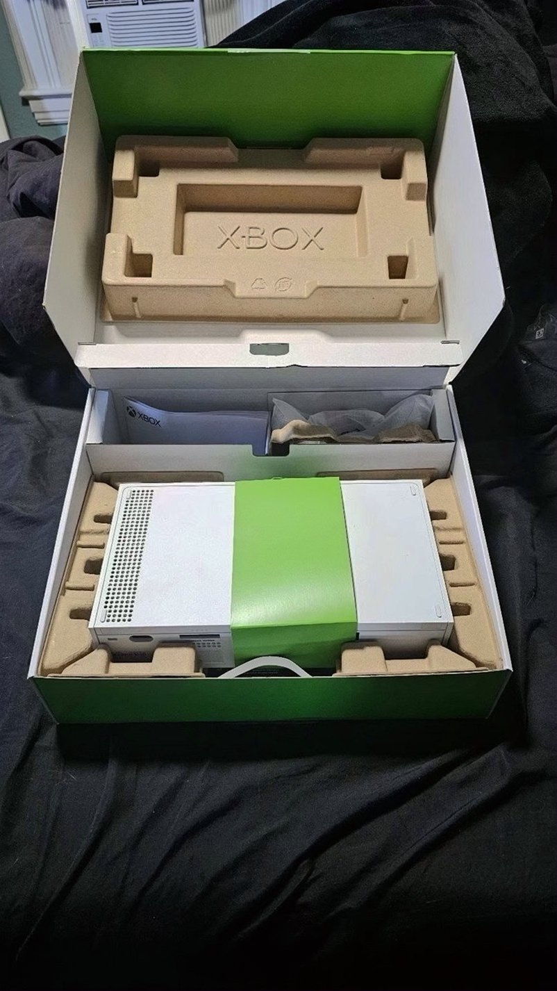 Microsoft Xbox Series S 512GB White Unlocked - Used image 2