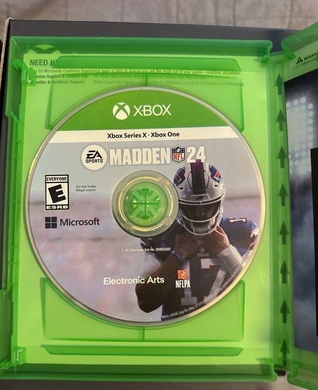 Microsoft Xbox Series X 1TB Black Bundle 6A76 - Used image 5
