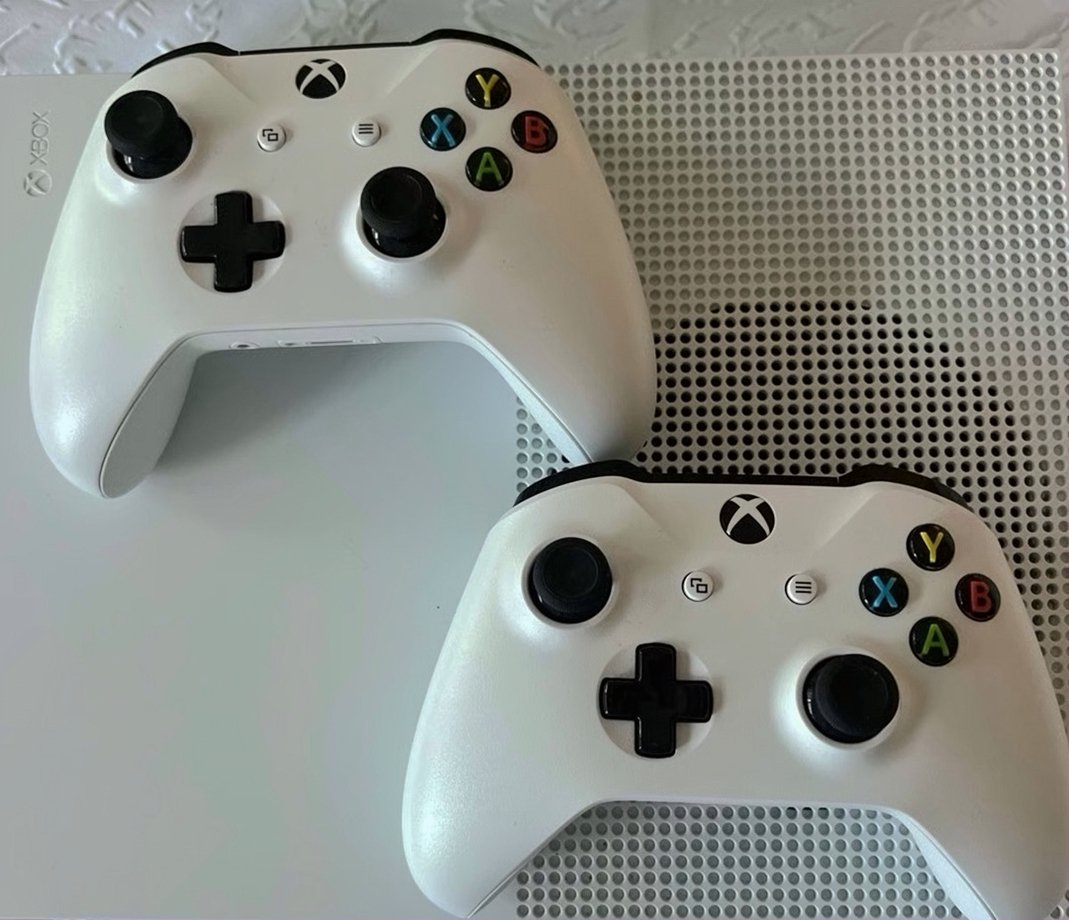 Microsoft Xbox One S 1TB White Unlocked - Used image 5