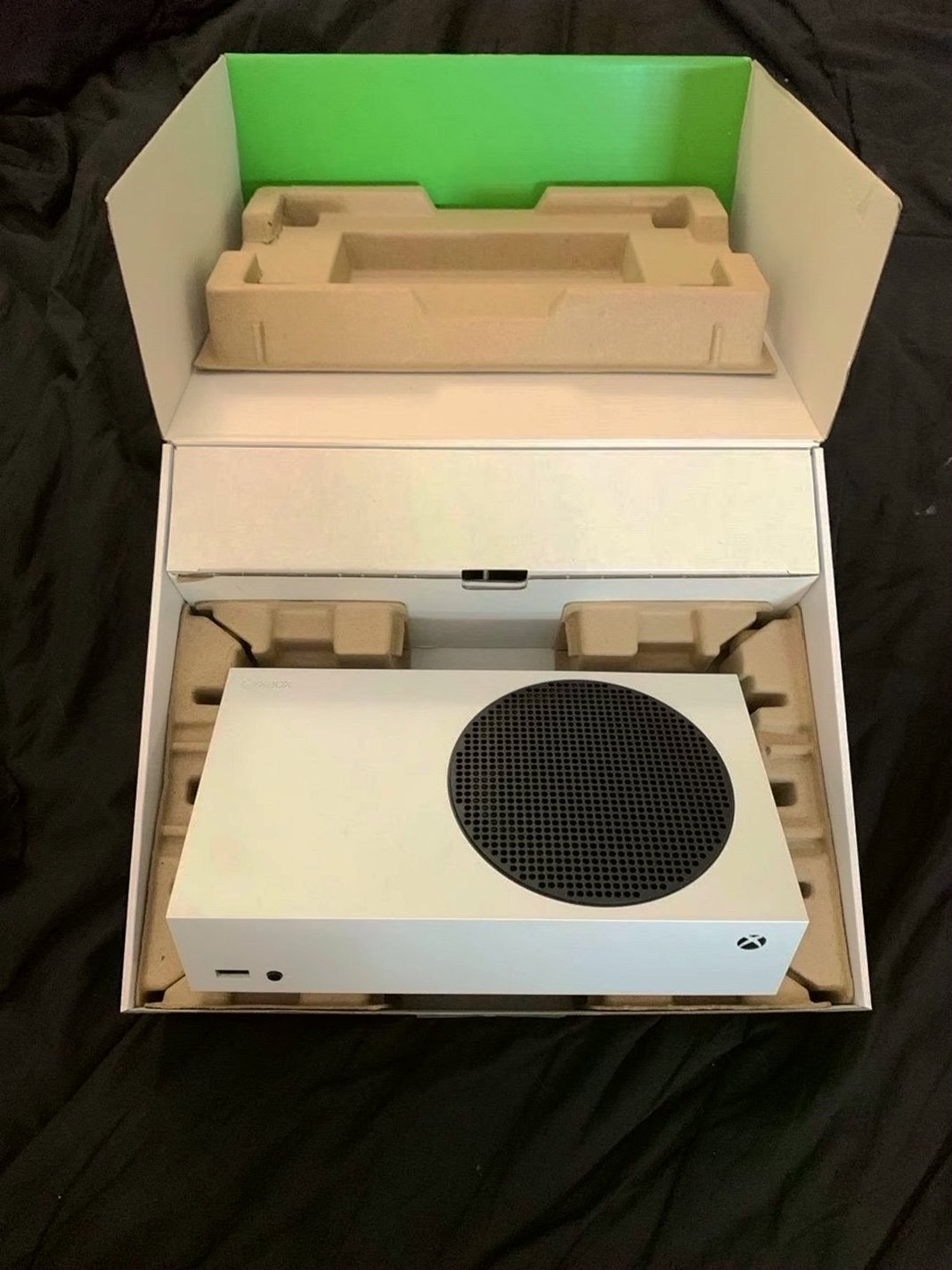 Bang & Olufsen Xbox Series S 512GB Bundle with Gaming Headphones - Used image 4