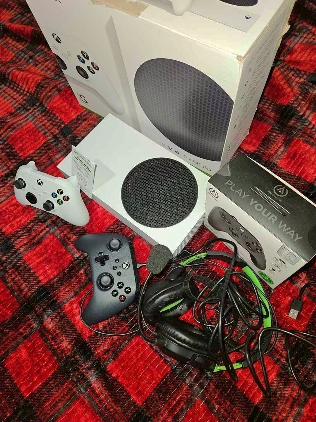 Microsoft Xbox Series S All-Digital Console Bundle with 1 Month Game Pass Ultimate - Used image 4